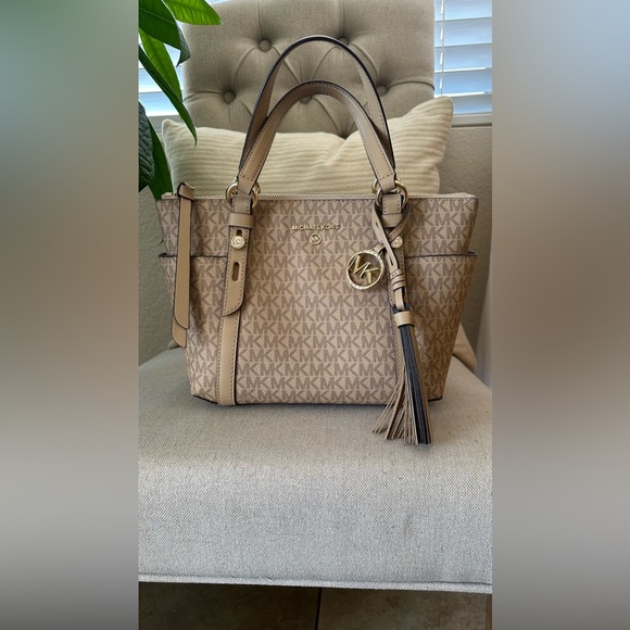 Michael Kors camel tote bag - Picture 1 of 8